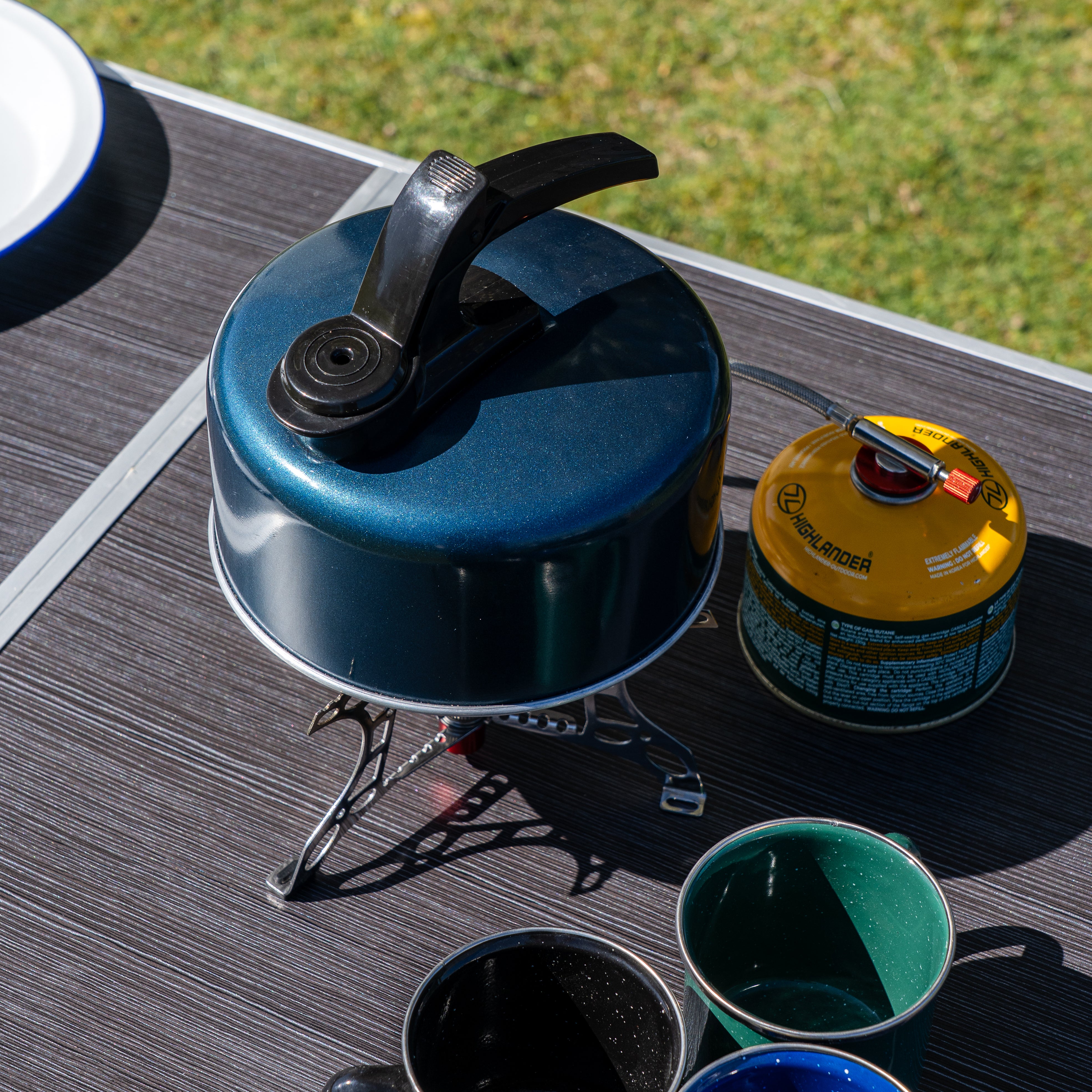 Highlander Cooking Bouilloire camping sifflante 2L bleu marine