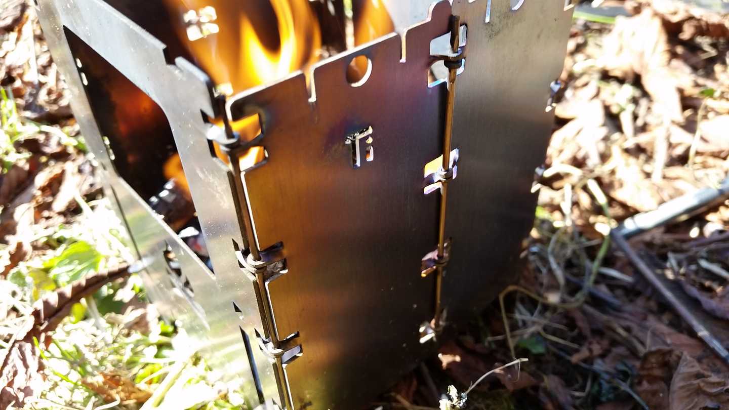 Bushcraft Essentials Bushbox LF Titanium réchaud bois pliable