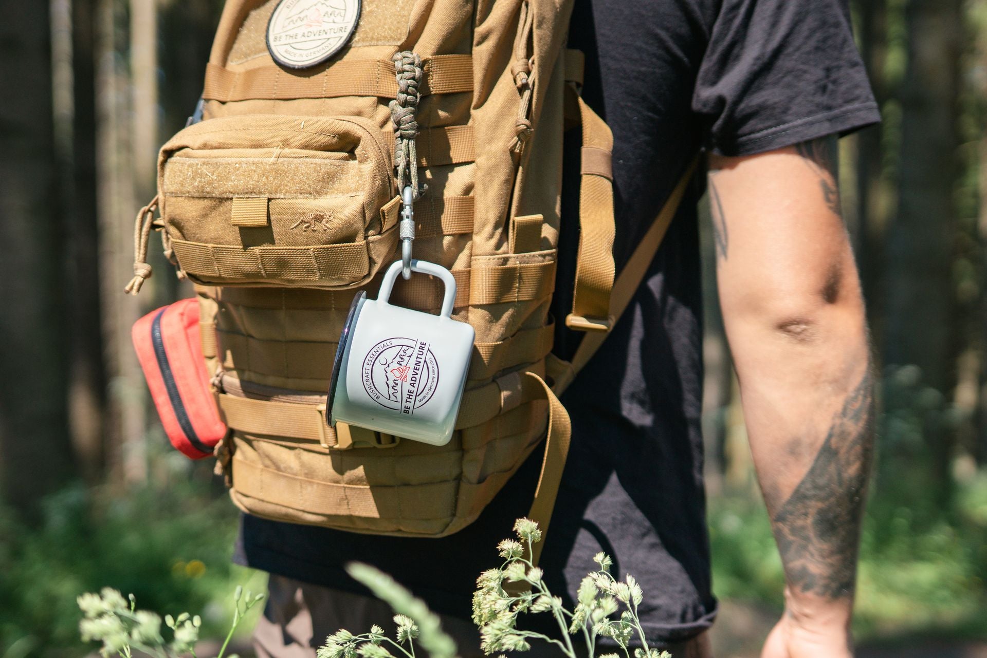 Bushcraft Essentials BE THE ADVENTURE mug émail blanc