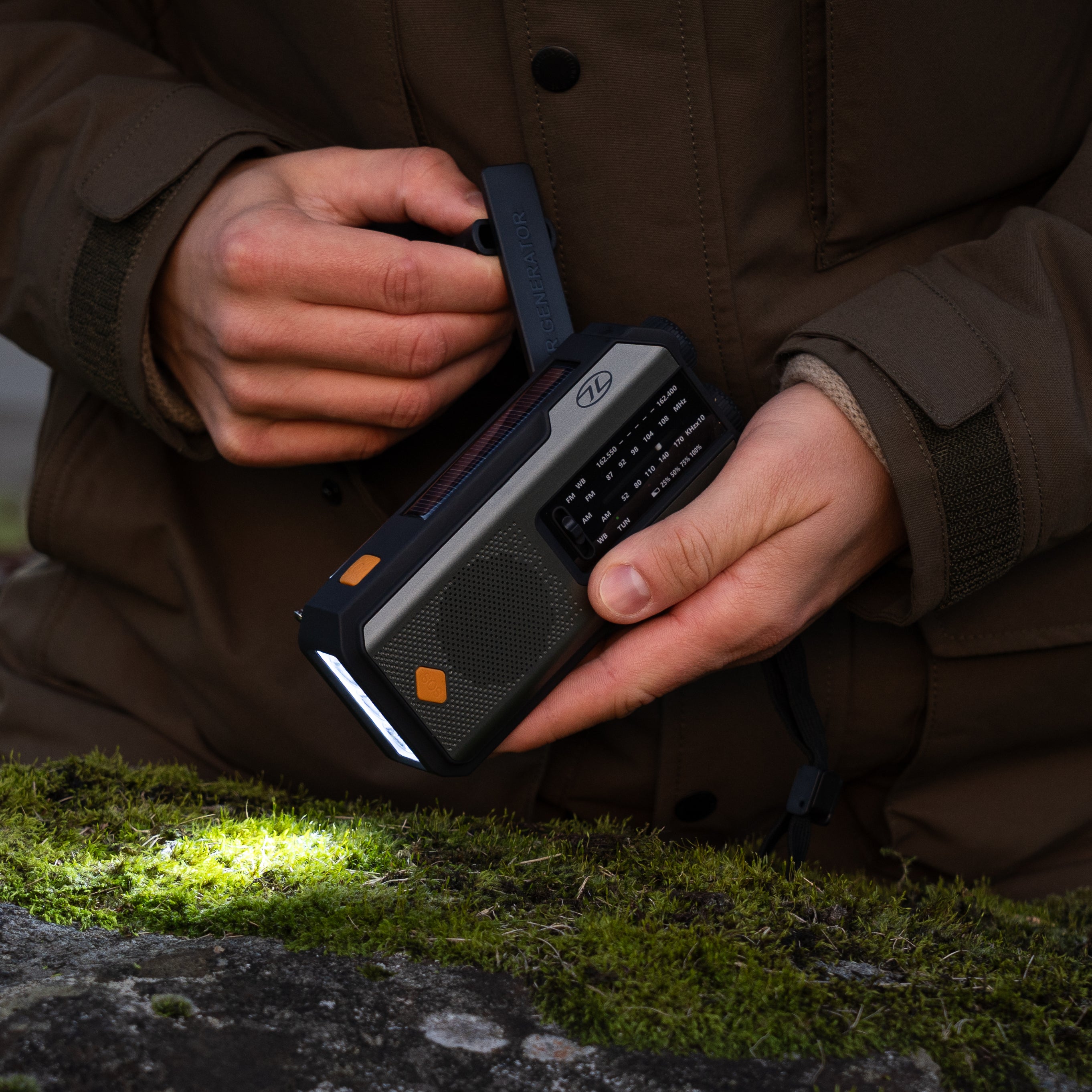 Highlander Survival Hub kit survie radio lampe powerbank olive