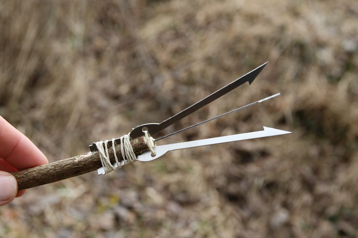 Bushcraft Essentials JV Survivalkarte carte survie pêche Joe Vogel